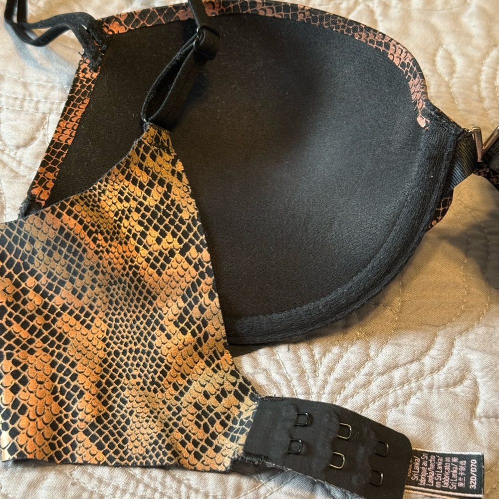 Victoria's Secret 32-D Black and Pink Snake Print Bra - Picture 8 of 9